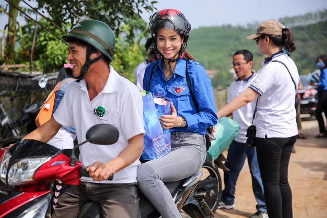 Hoa hậu Phạm Hương diện áo xanh thanh niên tình nguyện đi hỗ trợ bà con.