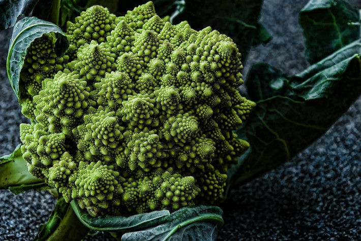 Khi so sánh với súp lơ truyền thống, bông cải xanh Romanesco có kết cấu chắc hơn và hương vị thơm ngon, tinh tế.