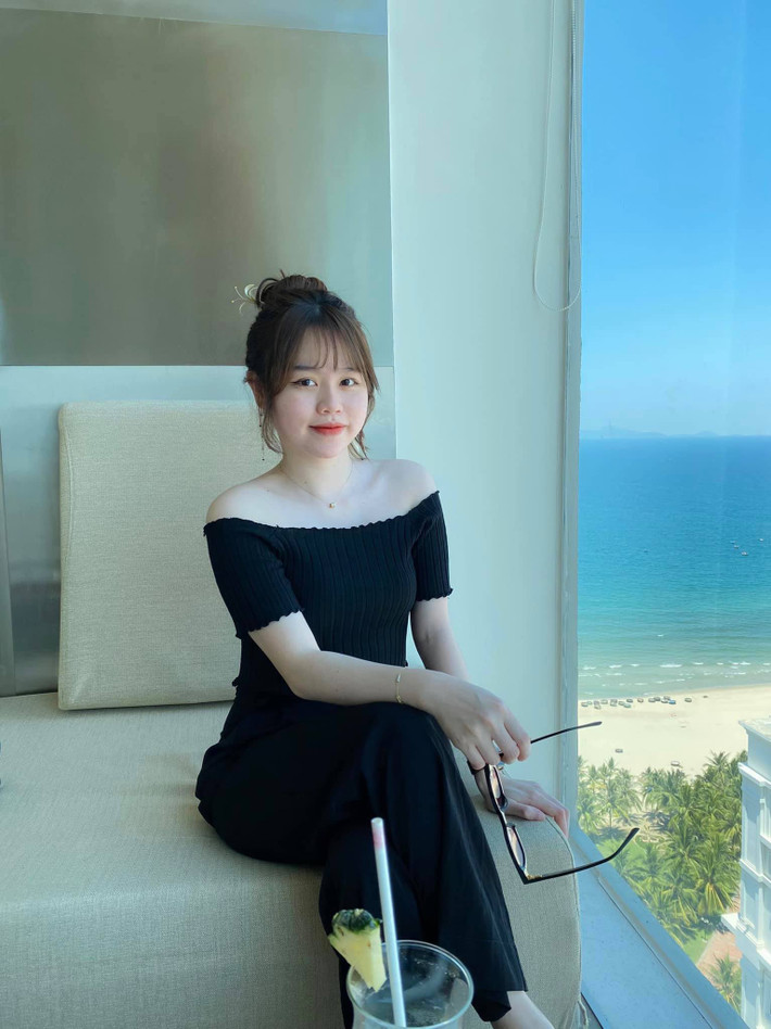 Bạn gái cũ của Quang Hải chẳng ngại khoác lên mình loạt váy áo bó sát, tôn lên vóc dáng bé nhỏ nhưng săn chắc.