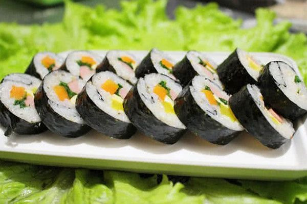 Cơm được gói trong lá rong biển cùng với một số loại nhân. Chính vì dễ làm và dễ bảo quản nên món ăn này thường được làm trong các dịp đi picnic hoặc trong các lễ hội ngoài trời của người Hàn Quốc.
