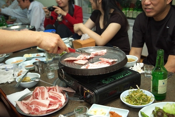 Thịt nướng: Bên cạnh kim chi, thịt nướng cũng là món ăn xuất hiện nhiều trên các bộ phim truyền hình Hàn Quốc. Một trong những loại thịt nướng Hàn Quốc phổ biến là samgyeopsal (thịt lợn ba chỉ nướng).