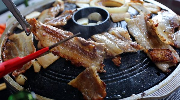 Món này ăn ngon nhất là vào những dịp trời lạnh. Thịt ba chỉ được tẩm ướp đúng kiểu Hàn, nướng trên bếp vàng hai mặt. Khi ăn, người dùng sẽ lấy một lá xà lách to, cuộn thịt ở giữa kèm tỏi nướng, kim chi, cuộn thành miếng lớn rồi chấm với nước sốt. Ngày nay, món ăn này cũng được người Việt ưa chuộng.