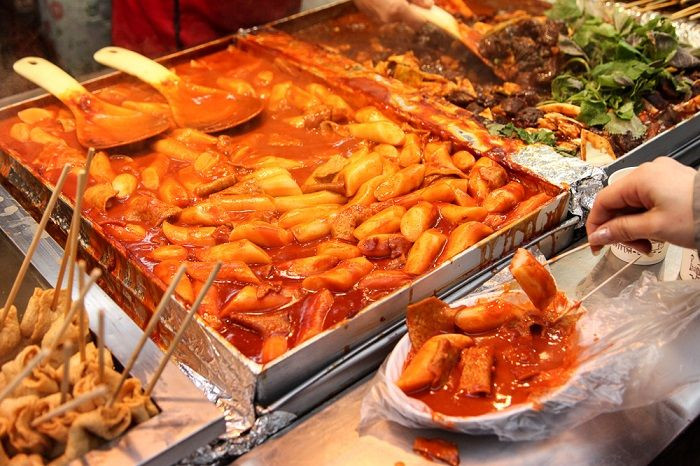 Ngoài bánh gạo, món ăn này còn có hành tây, chả cá và trứng luộc. Món ăn có vị cay đặc trưng của tương ớt Hàn quyện cùng bánh gạo dai dai.