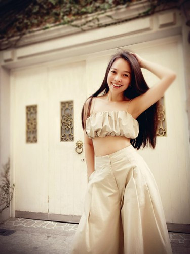 Hiền Thục thường xuyên khoe vóc dáng thon thả trong các bộ đồ hở eo sexy.