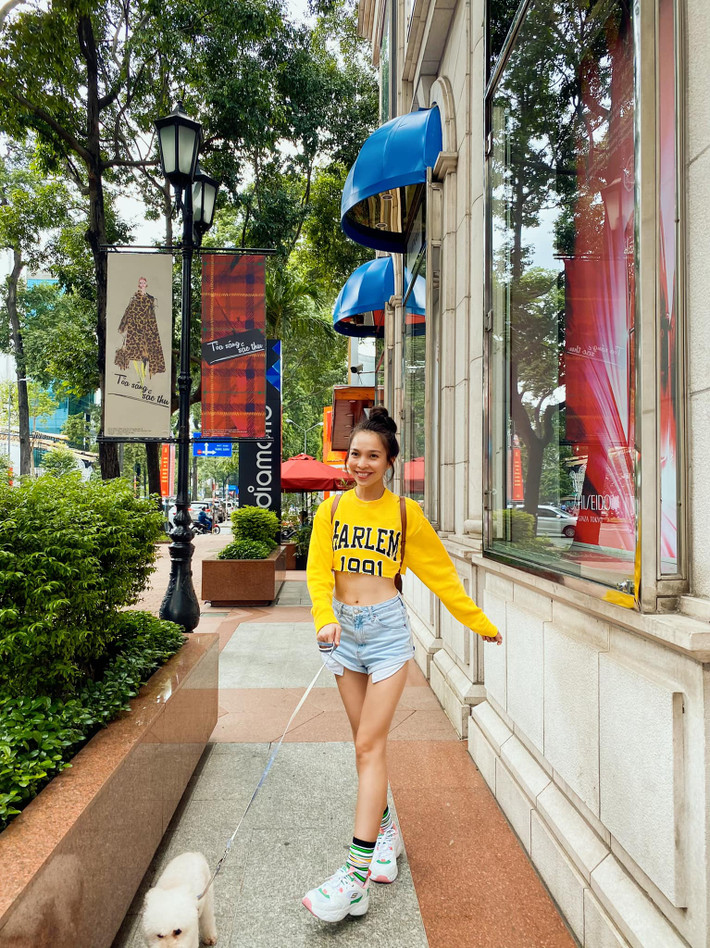 Giọng ca "Nhật ký của mẹ" chuộng các trang phục trẻ trung giúp cô "hack tuổi" như áo croptop, quần short jeans năng động, chân váy ngắn...