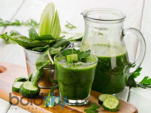 2. Xay rau thành sinh tố: Nếu bạn thích món sinh tố, đừng ngại thêm một số loại rau xanh vào ly sinh tố của mình. Món sinh tố được chế biến nhanh chóng và tốt cho sức khỏe khi thêm rau vào đó. Một số loại rau bạn có thể thêm vào sinh tố như rau bina, cải xoăn, cải Thụy Sĩ, củ cải đường và xà lách romaine.