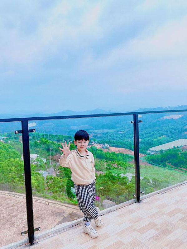 Set đồ áo thun phối cùng quần kẻ karo và giày thể thao tạo nên sự năng động cho con trai Thu Thủy.