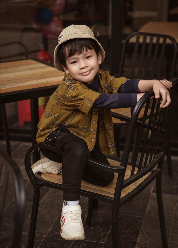 Cậu bé 4 tuổi thường xuyên diện áo sơ mi kẻ karo năng động, cá tính phối cùng quần jeans và giày thể thao.
