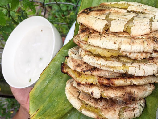 Đặc biệt, một thành phần không thể thiếu để làm nên món chuối đập ngon đó chính là phần nước cốt dừa rưới lên bạn nhé. Nước cốt dừa ở đây được làm từ loại ngon chuẩn không thể diễn tả bằng lời. Dừa nạo đủ độ béo rồi cho lên bếp đun sôi, bỏ thêm một ít bột năng để tạo độ sánh đặc, ngoài ra người bán còn cho thêm đường, muối vừa ăn cùng một ít hành lá xanh để tạo mùi thơm.
