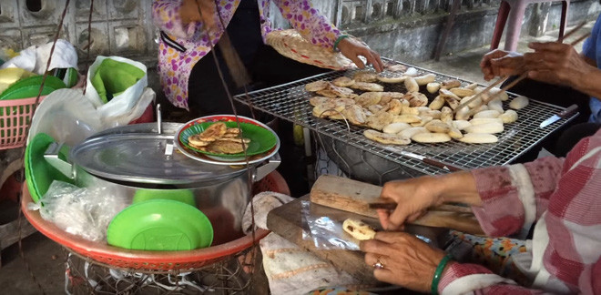 Sau khi nướng chuối được khoảng 5 phút thì người bán sẽ cho từng miếng chuối vào túi ni lông và dùng chày đập mạnh. Để đập dẹt miếng chuối này đối với người thành thạo thì cũng phải đập vài lần, còn với người chưa từng đập thì cũng phải 5 - 6 lần hoặc hơn thì miếng chuối mới dẹp như ý.