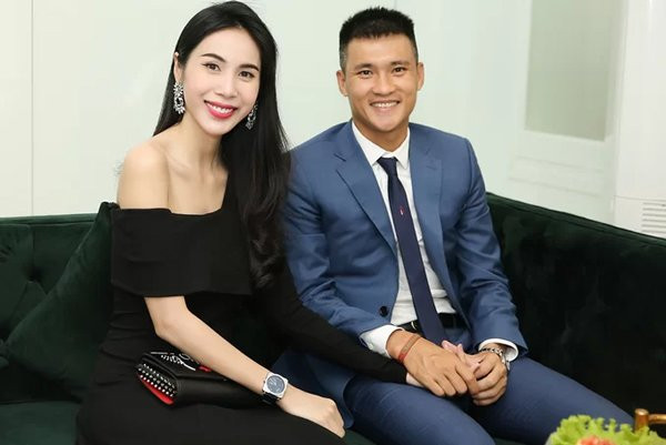 Các set đồ đi sự kiện của cặp đôi thiên về sự thanh lịch, sang trọng.