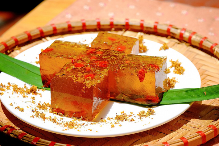 Bánh quế hoa: Người hâm mộ phim cổ trang Trung Quốc không xa lạ với món bánh quế hoa, một món ăn đẹp mắt được cung tần mỹ nữ dùng điểm tâm hoặc tráng miệng. Loại bánh này phổ biến nhất vào mùa thu khi tiết trời trở nên mát mẻ, lúc mà quế hoa nở rộ.