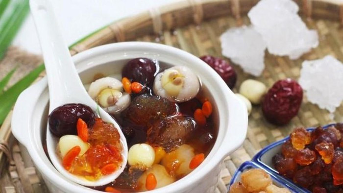 Món chè dưỡng nhan bao gồm rất nhiều nguyên liệu, khi nấu cũng phối hợp tùy theo sở thích và từ đó mà có rất nhiều công thức nấu khác nhau.