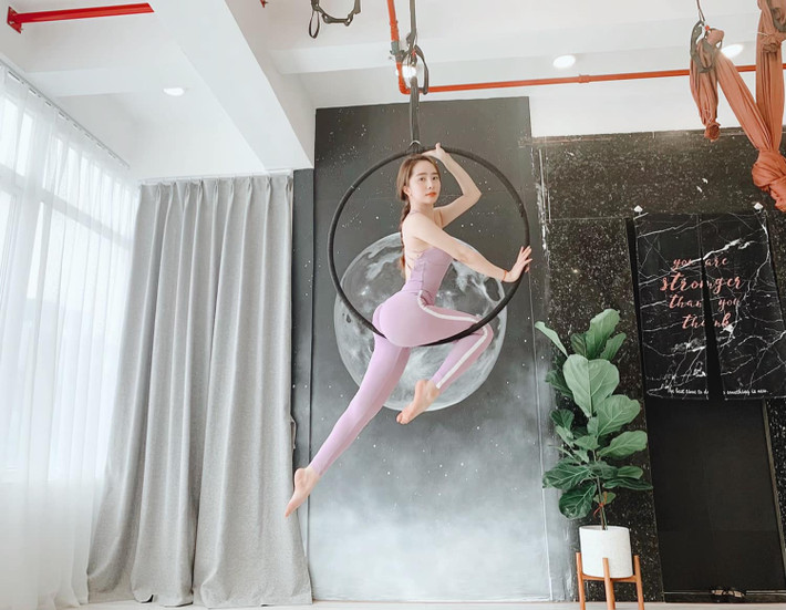 Khác với nhiều mỹ nhân khác, Quỳnh Nga không chỉ tập yoga thông thường mà cô đã trải nghiệm yoga đung đưa trên võng hay còn gọi là yoga bay. Những động tác yoga bay ngoài việc giúp các cơ săn chắc, tăng sức bền và dẻo dai, còn giúp Quỳnh Nga đốt cháy mỡ đáng kể. Ảnh: Internet.