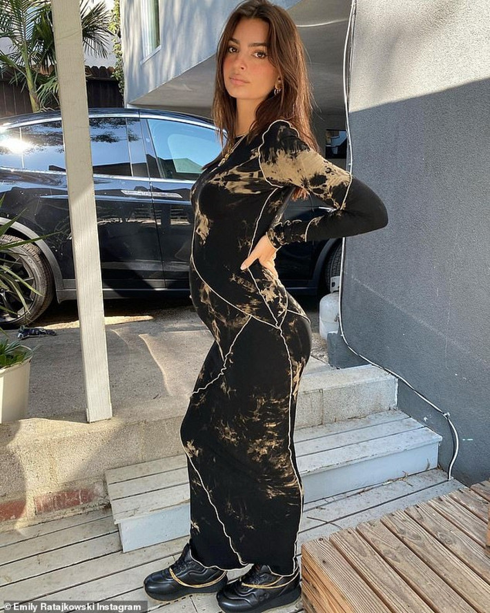 Emily Ratajkowski vẫn thu hút sự chú ý vì quá sexy, táo bạo dù trên mạng xã hội hay trên phố.