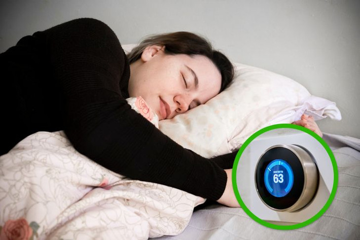 5. Giúp giấc ngủ ngon và sâu hơn: Khi ở giai đoạn ngủ sâu, cơ thể chúng ta thực hiện các nhiệm vụ thiết yếu như tái tạo tế bào và củng cố trí nhớ, nhưng không thể điều chỉnh nhiệt độ cơ thể. Nhiệt độ phòng ngủ quá nóng có thể đánh thức chúng ta khỏi giấc ngủ sâu, vì vậy, ngủ trong phòng nhiệt độ thấp sẽ giảm nguy cơ xảy ra điều này.