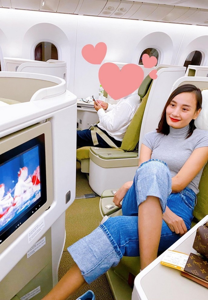 Lê Thúy đáp chuyến bay về nhà sau những ngày cứu trợ miền Trung.