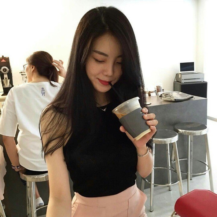 Jung So Ra diện áo thun sát nách phối cùng quần cạp cao để khoe eo thon.