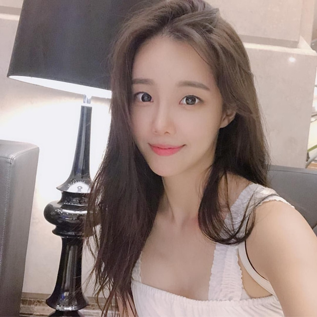 Những kiểu áo cúp ngực hai dây giúp khoe vòng một hững hờ cũng không thể thiếu trong tủ đồ của hot girl Hàn.