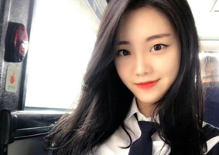 Cựu nữ tiếp viên Hàn khiến nhiều người nhớ tới bởi vẻ xinh đẹp ưa nhìn. Ảnh: Internet.
