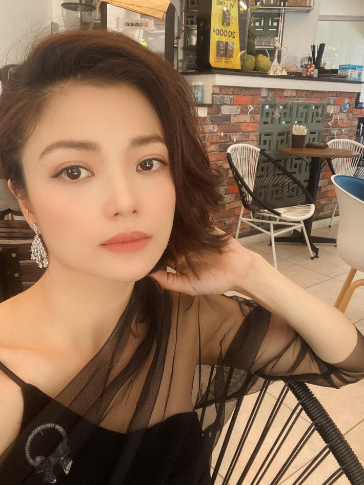 Kiều Anh khoe khéo vai trần trắng nõn nà với chiếc đầm lệch vai quyến rũ.