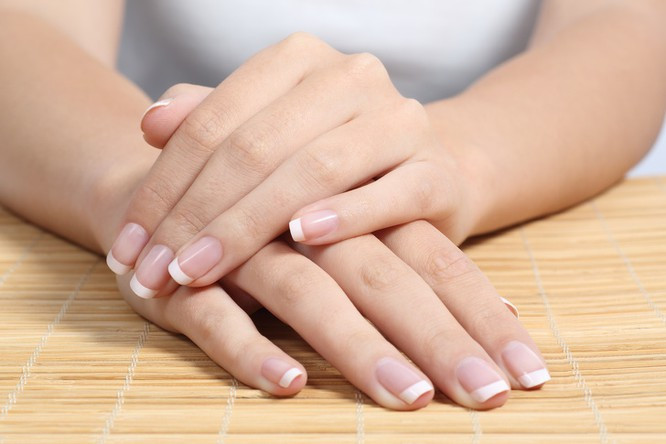 Làm móng kiểu Pháp: Một vài năm trước, kiểu móng đơn giản từ năm 2000 này ít được các tín đồ thời trang ưa chuộng. Tuy nhiên năm nay, móng kiểu Pháp đã lên ngôi và chiếm trọn cảm tình của rất nhiều chị em phụ nữ.