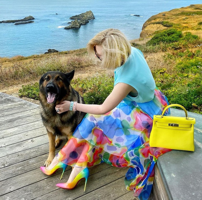 Nữ fashionista gốc Ukraine tự nhận là một "quý cô đồ hiệu thực thụ" và "nghiện túi xách cùng giày cao gót". Cô sở hữu hàng trăm túi hiệu như Chanel, Louis Vuitton, Dior, Gucci, Hermès. Phần lớn đều được chế tác riêng theo yêu cầu của cô.