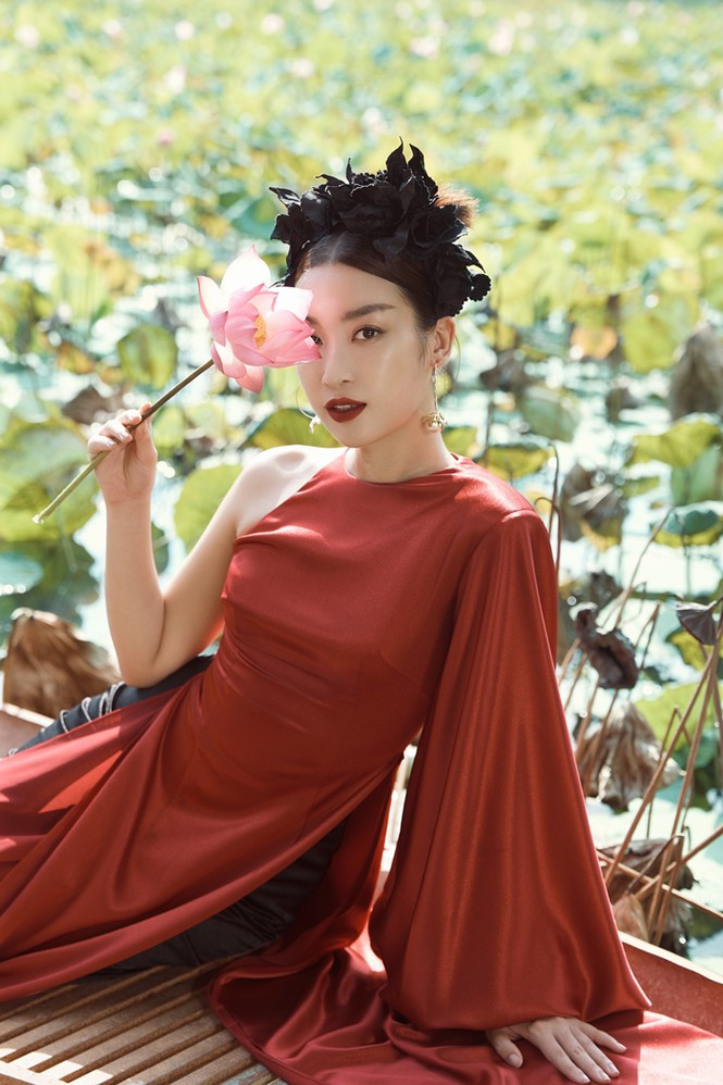 Trang phục độc đáo và nổi bật càng tôn lên nét đẹp quyến rũ của Mỹ Linh giữa đầm sen. Ảnh: Thái Phạm.