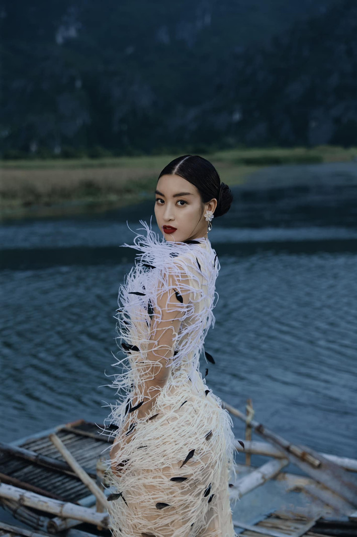 Mỹ Linh tựa như nàng tiên nữ xuất hiện giữa thiên nhiên hoang dã.