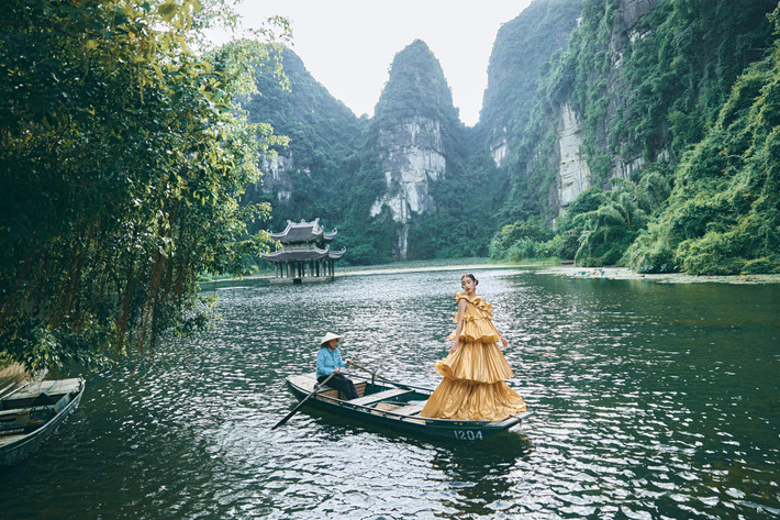 Trong bộ ảnh, nàng hậu 9X thay rất nhiều trang phục ấn tượng của NTK Lê Thanh Hòa.
