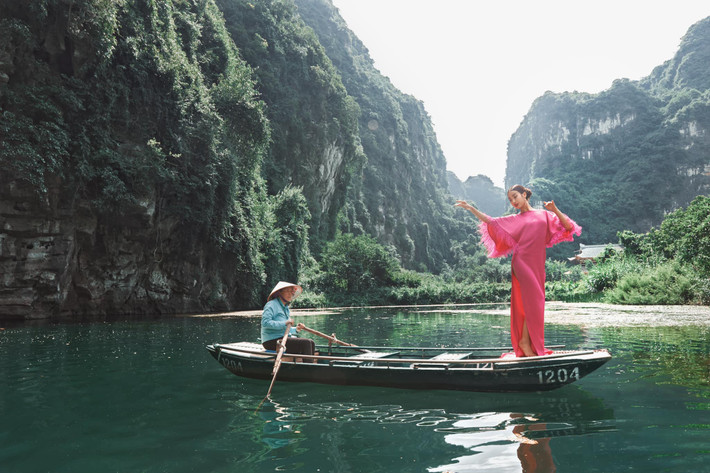 Các trang phục này chủ yếu là chất liệu cao cấp như lụa tơ tằm, taffta, tweet, chất liệu ánh kim,... Các chi tiết đính đá, pha lê, lông vũ thủ công tạo nên tổng thể ấn tượng và tôn lên nét đẹp Á Đông.