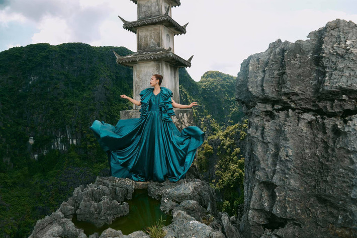 Bộ ảnh thời trang mới của nhà thiết kế Lê Thanh Hòa được thực hiện tại Ninh Bình - nơi có nhiều danh thắng nổi tiếng như Tam Cốc, Hang Múa, Tràng An, đầm Vân Long. Nàng thơ của dự án này là Hoa hậu Đỗ Mỹ Linh.