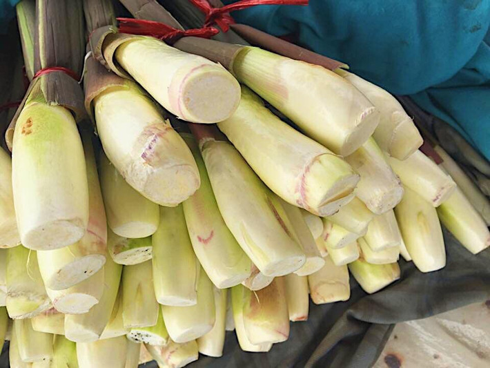 Củ niễng xào thịt bò: Đây là món ăn từ củ niễng ngon miệng mà lại dễ chế biến. Nguyên liệu: Củ niễng, thịt bò, tỏi, hành tím, hạt nêm, bột canh, dầu ăn.