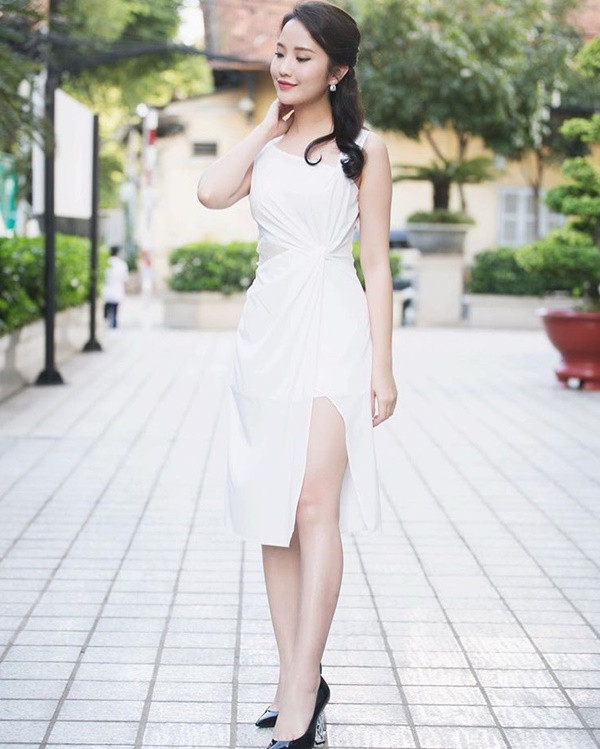 Primmy Trương sở hữu rất nhiều chiếc đầm trắng và với thiết kế nào, cô nàng cũng ấn tượng bởi vẻ ngọt ngào.