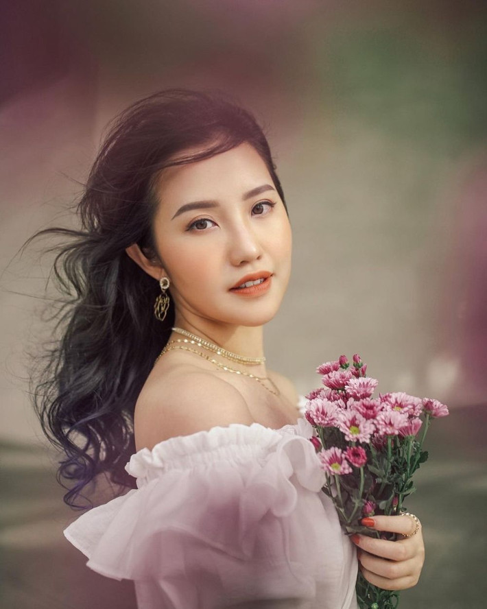 Chiếc áo trễ vai nhúm bèo giúp cô nàng khoe bờ vai nõn nà gợi cảm.