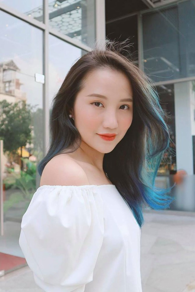Diện những trang phục màu trung tính nhưng Xuân Thảo vẫn lôi cuốn nhờ khả năng lựa chọn phụ kiện đi kèm rất tinh tế, hài hòa.