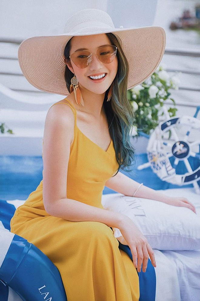 Bên cạnh công việc quản lý tài chính cho công ty gia đình, Primmy Trương còn là một người mẫu ảnh kiêm beauty blogger được săn đón của nhiều thương hiệu mỹ phẩm cao cấp, cũng như các nhãn hiệu thời trang đình đám trong và ngoài nước.