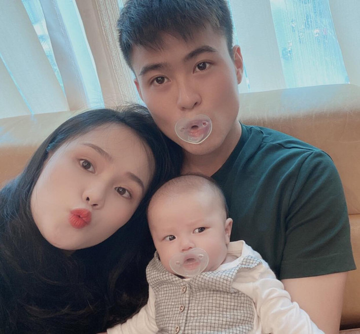 Từ sau khi chào đời, bé Ú đã trở thành tâm điểm được dân tình theo dõi vì sự đáng yêu và được bố mẹ cho ăn mặc sành điệu.