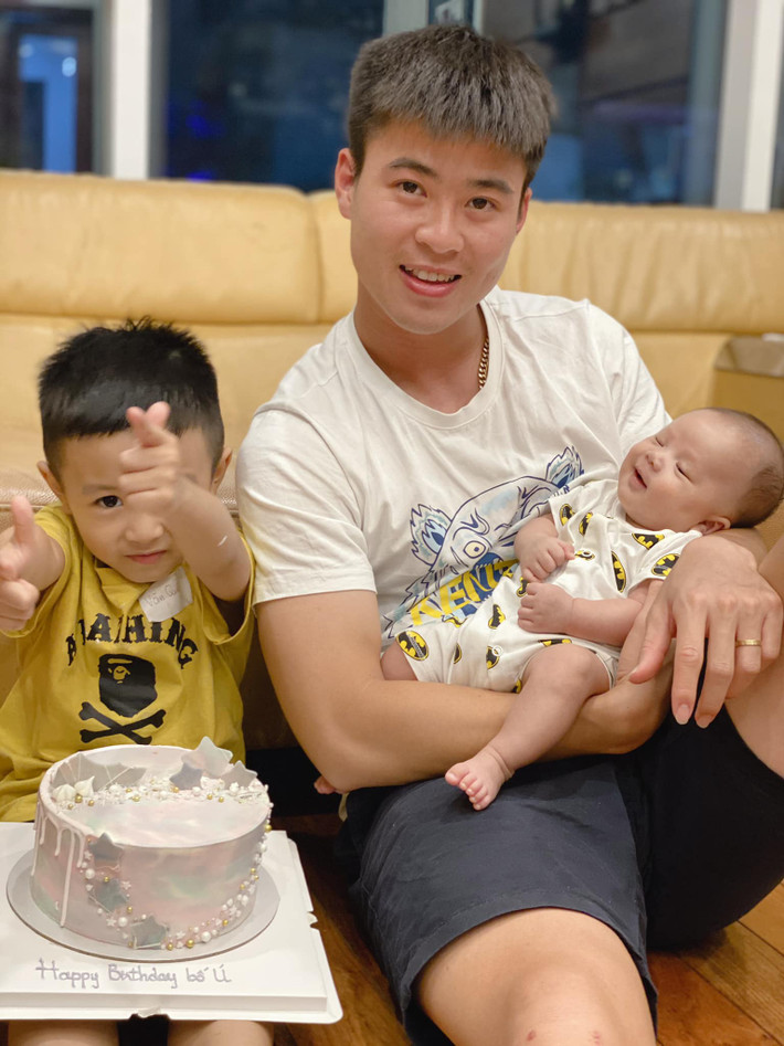 Bé Ú mặc bộ quần áo xinh xắn và có biểu cảm cực đáng yêu trên tay bố Duy Mạnh. Ảnh: FBNV.