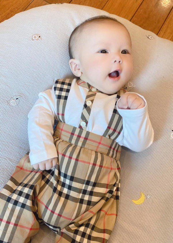 Mới hơn 3 tháng tuổi thôi nhưng bé Ú nhà Duy Mạnh - Quỳnh Anh đã được bố mẹ chăm chút cho phong cách ăn diện chỉn chu và tươm tất.