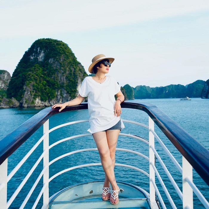 Nếu như hình ảnh trên sóng truyền hình nền nã và kín đáo, thì đời thường Diễm Quỳnh có phong cách trẻ trung hơn rất nhiều so với tuổi thật.