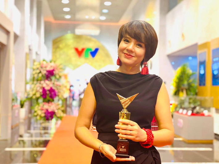 Bên cạnh những trang phục truyền thống, Diễm Quỳnh thường xuyên diện các kiểu váy áo hiện đại, tôn dáng.