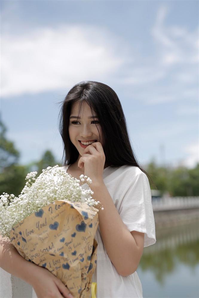 Chỉ với chiếc áo phông trắng đơn giản, Đỗ Thị Hà vẫn tự tin với nụ cười tỏa nắng nổi bật.