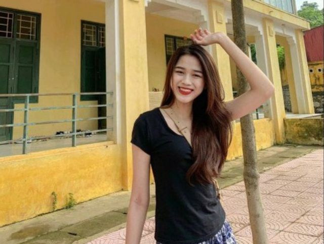 Trên trang cá nhân, tân hoa hậu thường chia sẻ nhiều ảnh đi học, sinh hoạt hàng ngày, với cách ăn mặc đời thường trẻ trung, đơn giản.