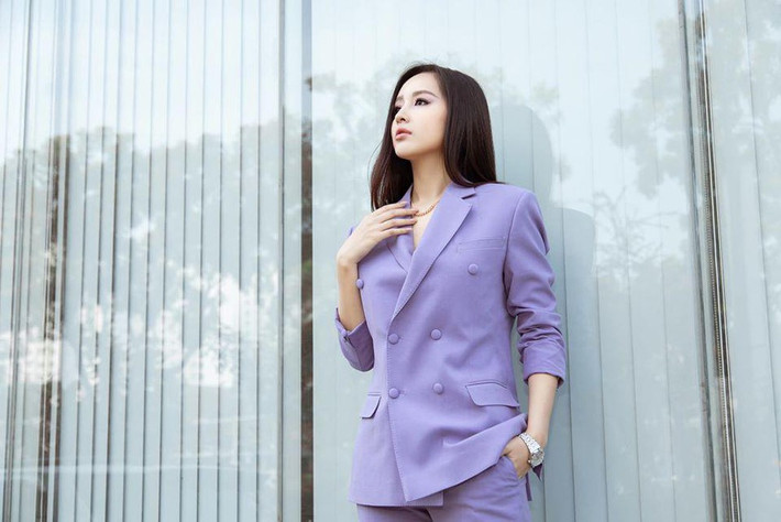 Ngoài những thiết kế hở bạo, nàng hậu cũng có những lần diện vest không nội y cực tinh tế và nhận được nhiều lời khen. Ảnh: Internet.
