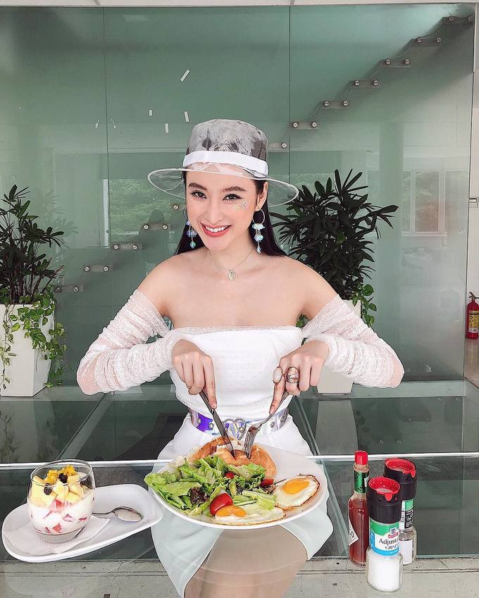 Để có đủ dưỡng chất cho cơ thể phát triển và giữ cơ săn chắc, cô nàng vẫn ăn trứng gà và bổ sung nhiều các loại hạt như đậu nành, ngũ cốc…Trong hình là bữa trưa muộn của nữ diễn viên, bao gồm vài lát bánh mỳ nướng, trứng ốp và nấm chiên ăn kèm cà chua bi.