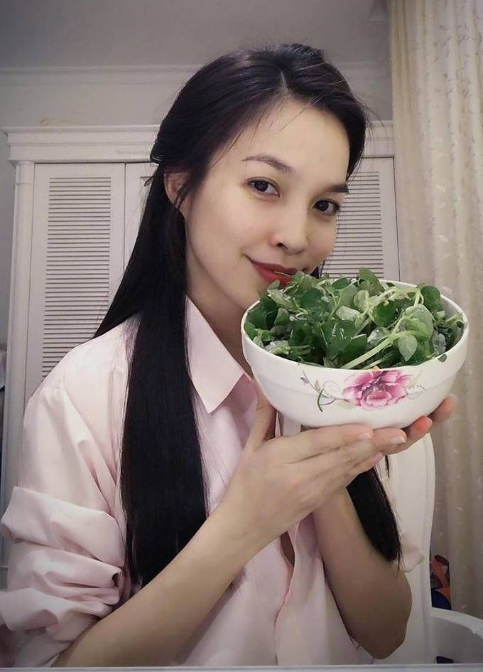 Hiền Thục cho biết, thay vì ăn chay trường dài kỳ thì cô chỉ duy trì trong khoảng 1 tháng hoặc 3 tháng. Thực đơn ăn chay trường của Hiền Thục khá đơn giản. Cô ăn món chính là xà lách xoong trộn với dầu giấm, tỏi, hạt nêm, đường, chanh và dầu quả bơ.