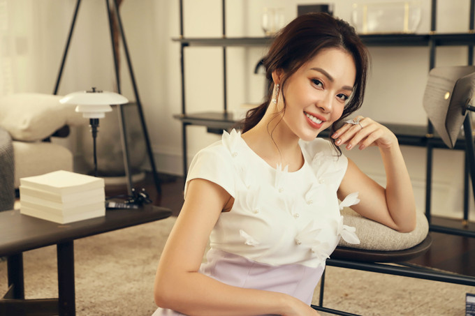 Người đẹp từng chia sẻ bí quyết giữ gìn vóc dáng của cô là kết hợp ăn chay và tập luyện yoga lẫn thiền. Dù đã bước sang tuổi 38 nhưng nhan sắc nữ diễn viên vẫn mặn mà, sắc sảo. Ảnh: Internet.