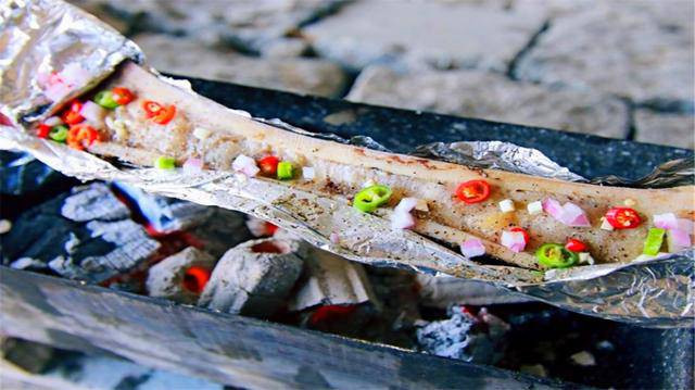 Tuy nhiên, tủy xương bò nướng lại có giá trị dinh dưỡng rất cao, hương vị cực kỳ ngon nên ngày càng có nhiều người chuyển qua ăn dạng nướng.