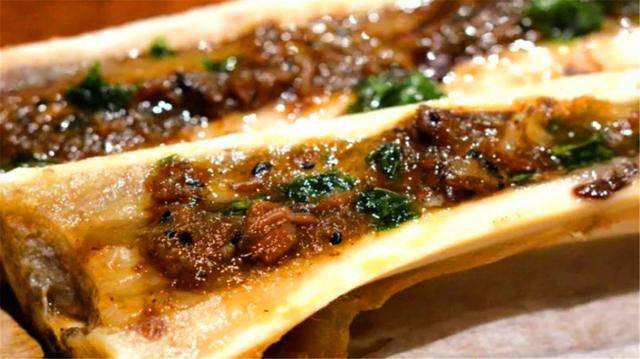 Tủy xương nướng thường được sử dụng là từ bò hoặc trâu, nó chứa rất nhiều chất béo, protein, canxi nên khi ăn cùng với một số nguyên liệu kèm, tủy xương trở nên rất ngon, rất ít người có thể cưỡng lại được hương vị này.